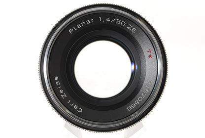 [N Mint] Carl Zeiss Planar T* 50mm F/1.4 ZE Lens for Canon EF W/ Hood Japan 1136