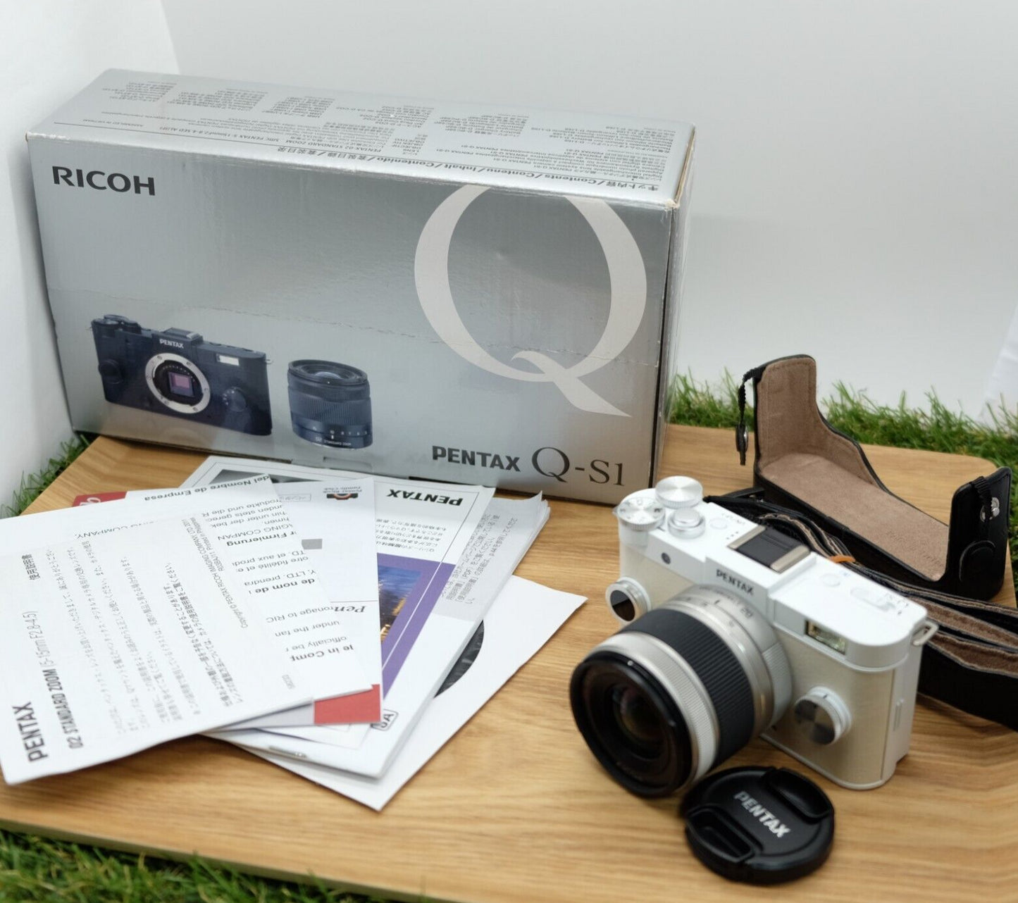 Pentax Q-S1 12.4MP White 02 Standard Zoom Lens Kit W/ Box Japan [Mint] #1230