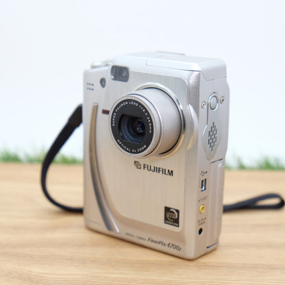FUJIFILM Fuji FinePix 4700z 4.3MP Silver Digital Camera Japan [Near Mint] #1049B