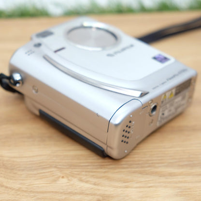 FUJIFILM Fuji FinePix 4700z 4.3MP Silver Digital Camera Japan [Near Mint] #1049B