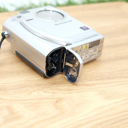 FUJIFILM Fuji FinePix 4700z 4.3MP Silver Digital Camera Japan [Near Mint] #1049B