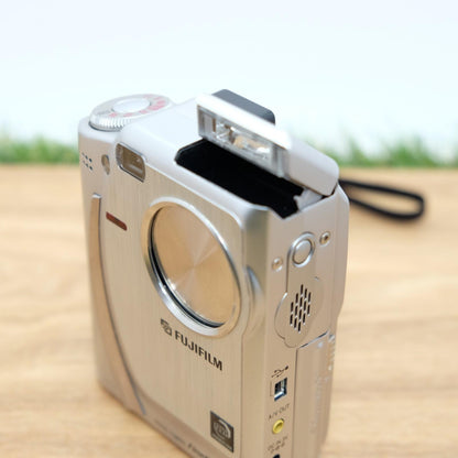FUJIFILM Fuji FinePix 4700z 4.3MP Silver Digital Camera Japan [Near Mint] #1049B