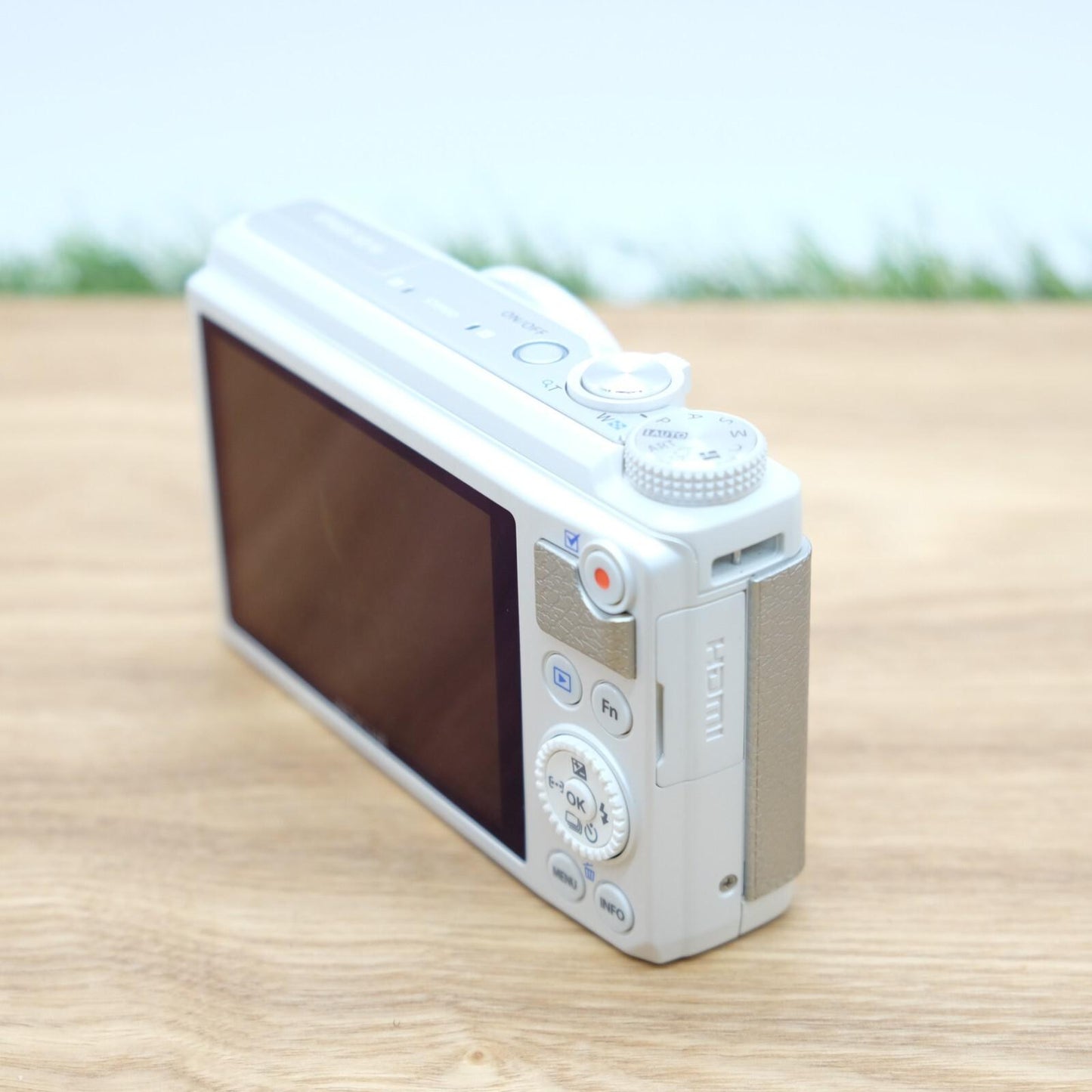 Olympus STYLUS XZ-10 12.0MP Digital Camera White Form Japan [Near Mint] #1259
