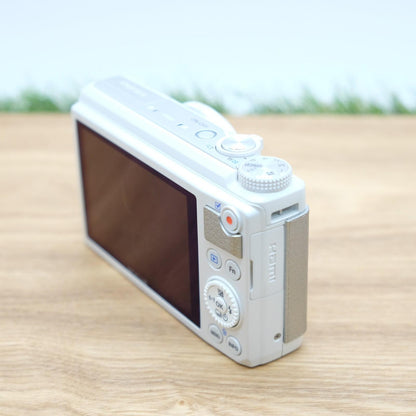 Olympus STYLUS XZ-10 12.0MP Digital Camera White Form Japan [Near Mint] #1259