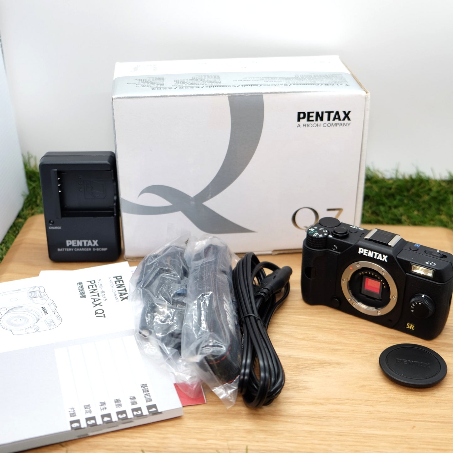 Pentax Q7 12.4MP Mirroless Digital Camera Black Body W/ Box Japan [Mint] #1218A