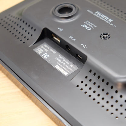 富士フイルム FinePix Real 3D V1 10MPモニターカメラ ブラック 箱付き 日本製 [新品] #1246A 